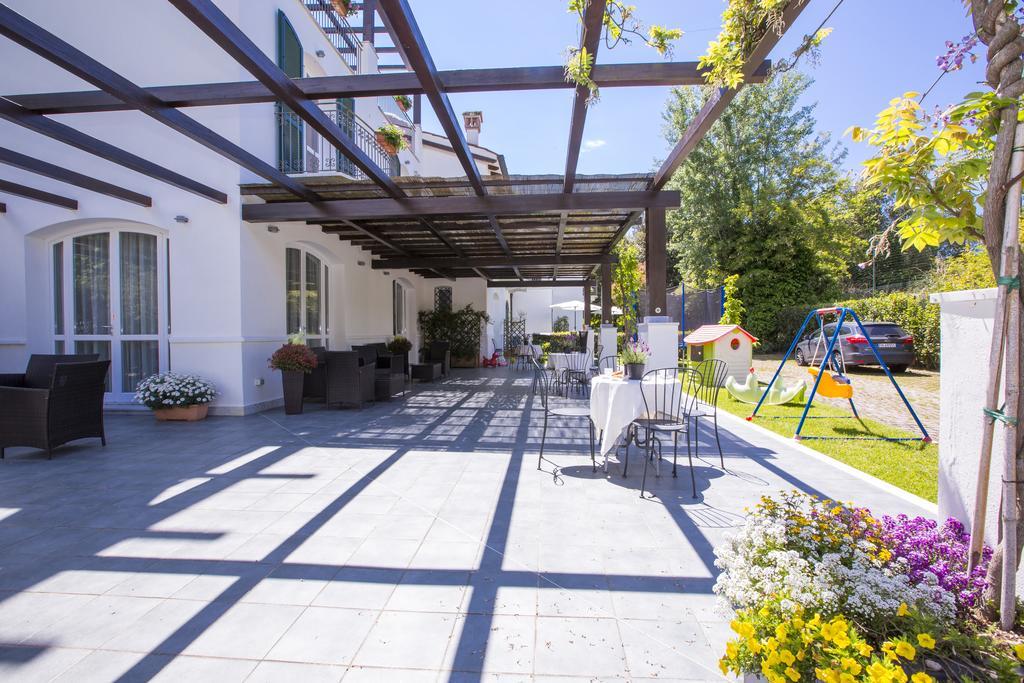 Residence Casa Bianca Marina di Massa Exterior photo